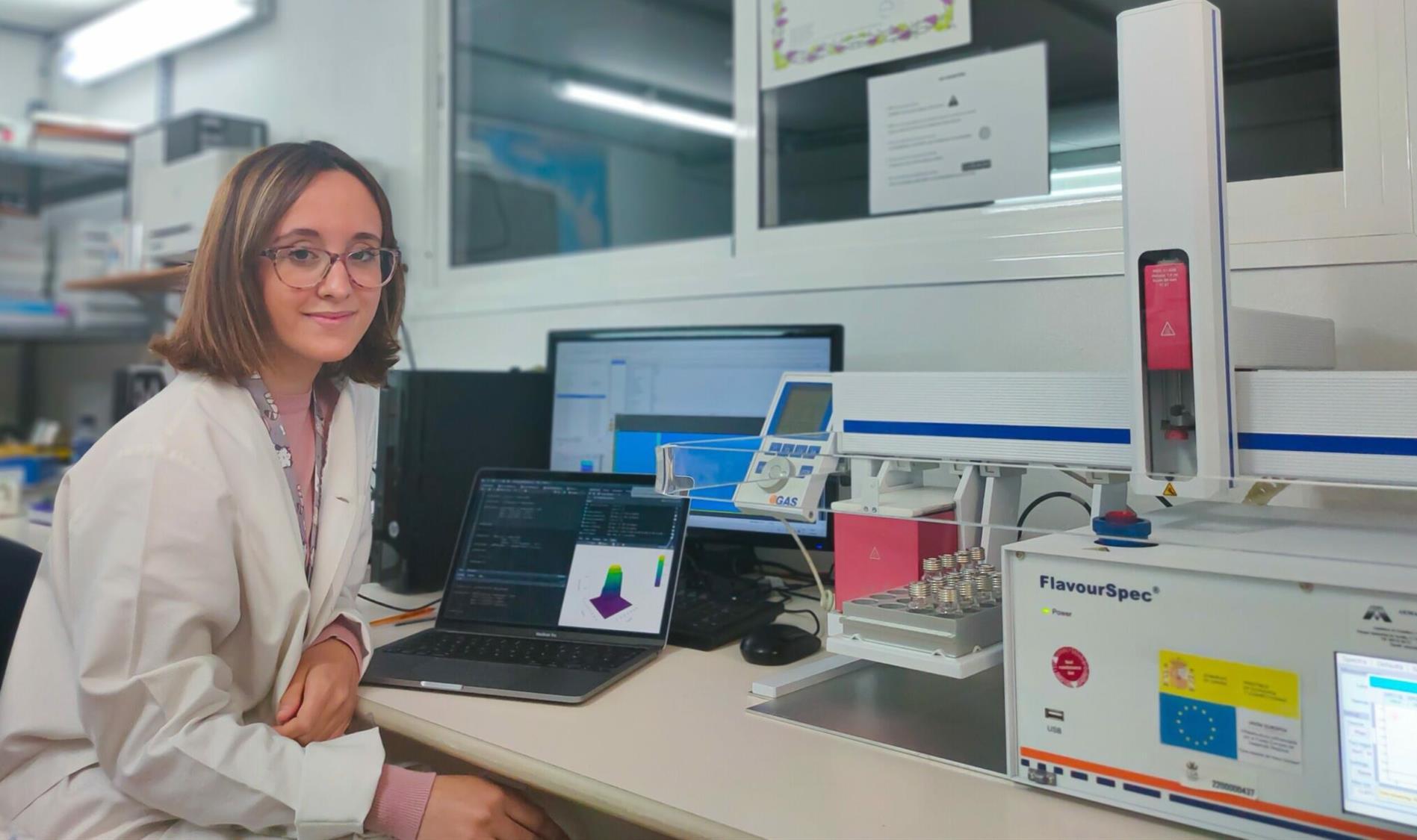 Marta Barea, investigadora de la UCA, con la nariz electrónica que mide la calidad de la gasolina.