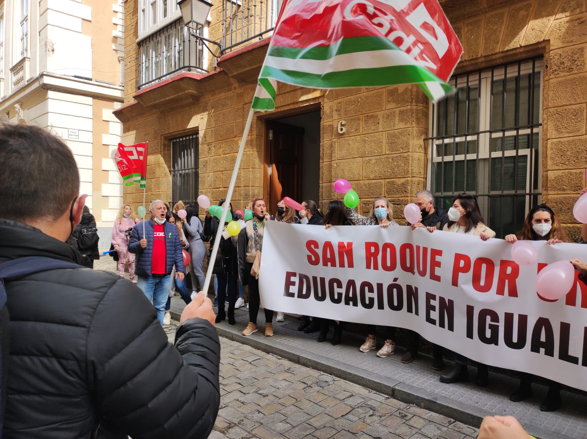 Representantes de CCOO y padres de alumnos con necesidades especiales manifestándose en Cádiz.