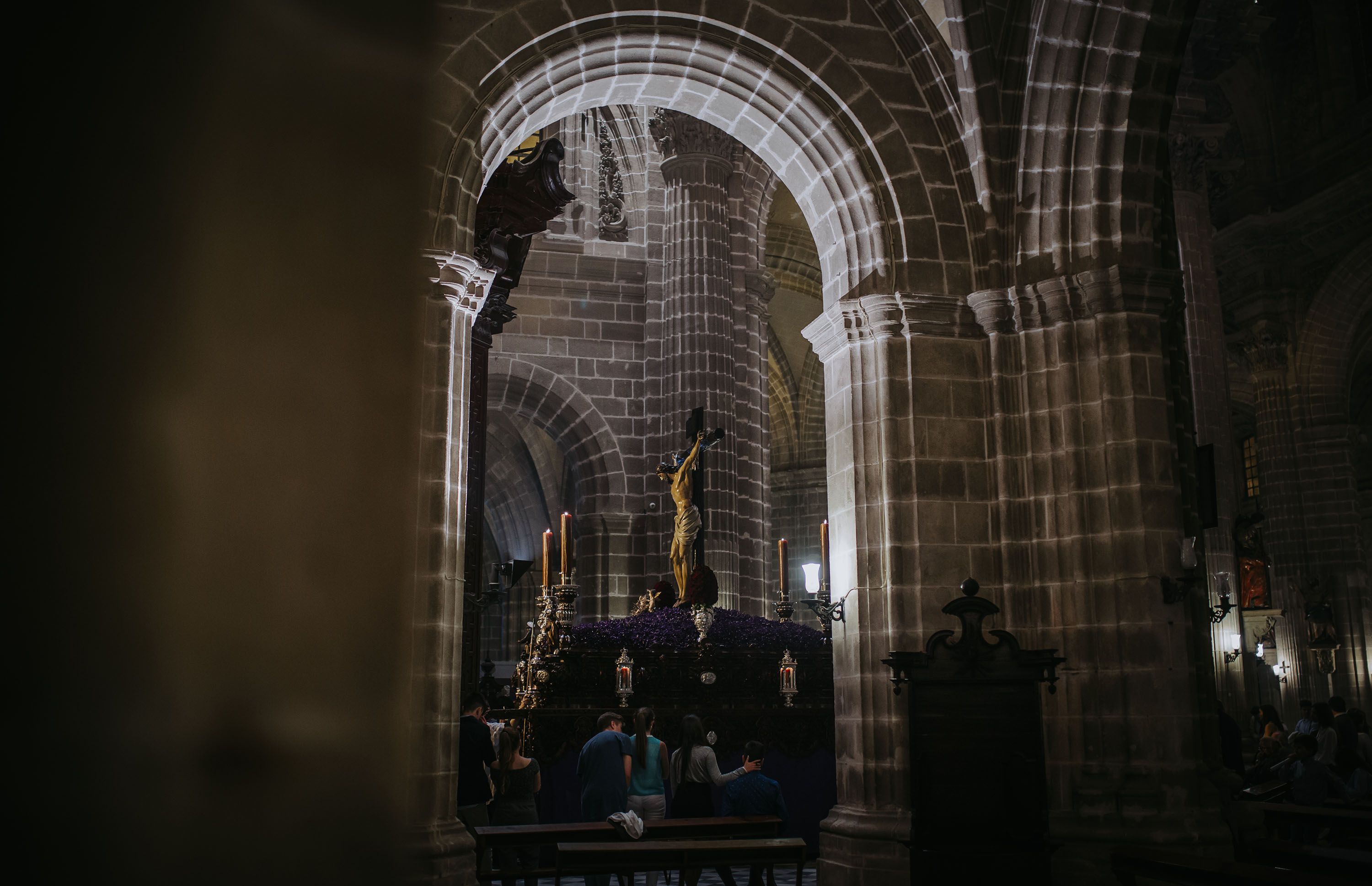 La Legión trasladará al Cristo de la Defensión a su paso. En la imagen, a su paso por en el interior de la Catedral.