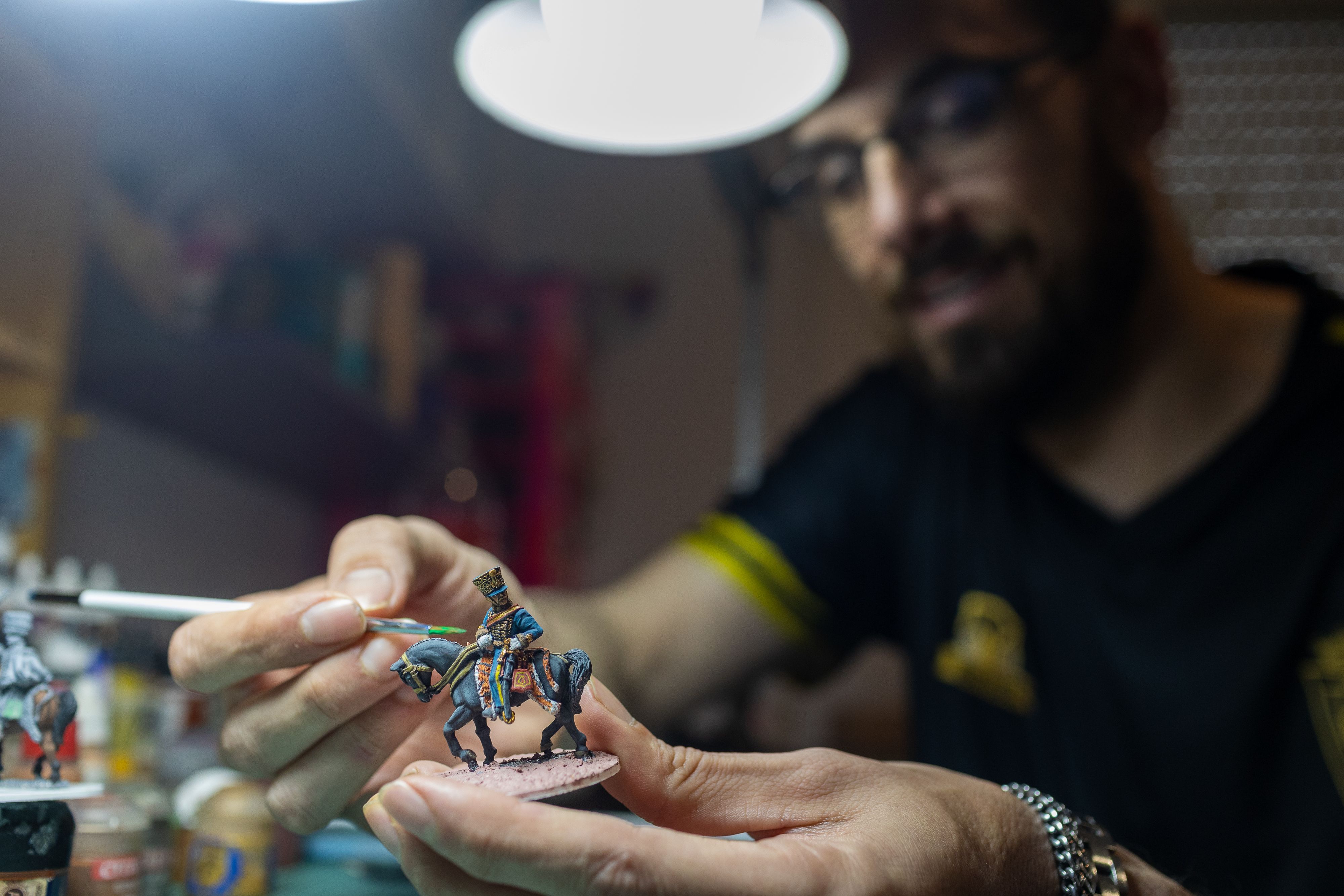 Sergio Cáceres colorea una figura de plomo de uno de sus encargos más recientes, en el taller de su casa en Conil.