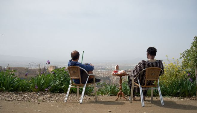 Vecinos del cerro de San Miguel disfrutan de las vistas.