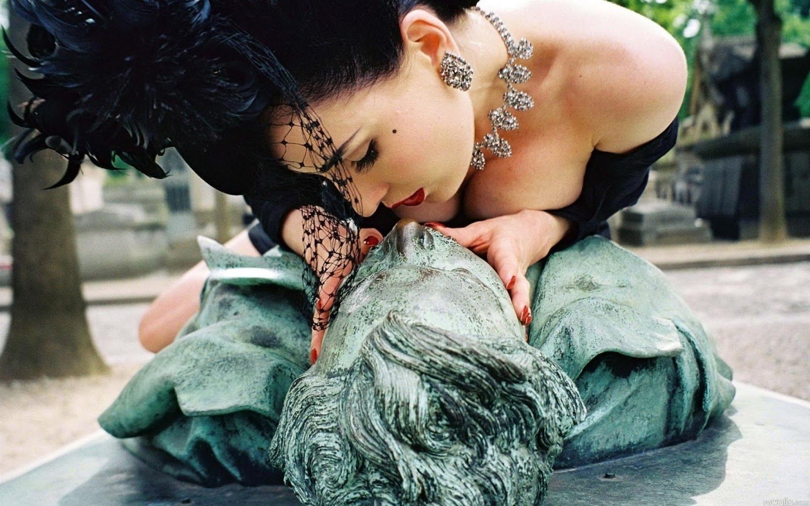La modelo erótica Dita Von Teese besa la estatua de Victor Noir.