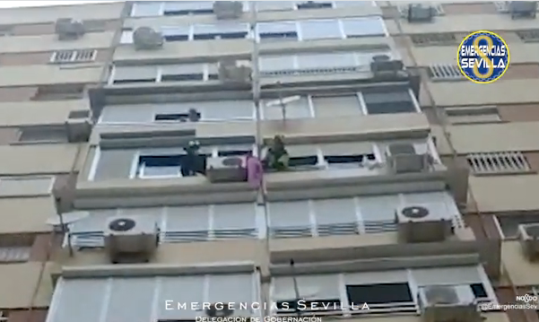 Bomberos, iniciando las técnicas de rescate.