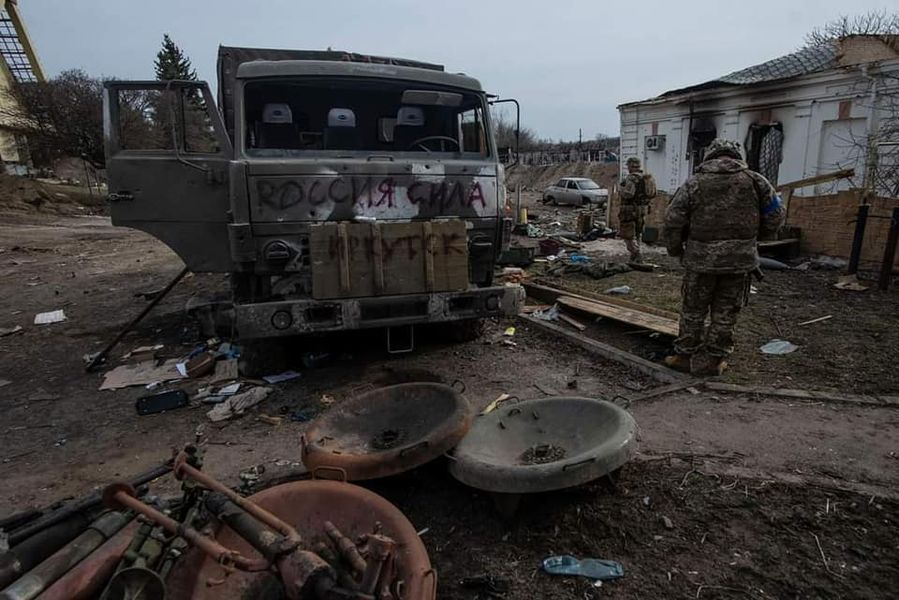 Las tropas rusas en los territorios temporalmente ocupados en Ucrania siguen violando los requisitos del derecho internacional humanitario.