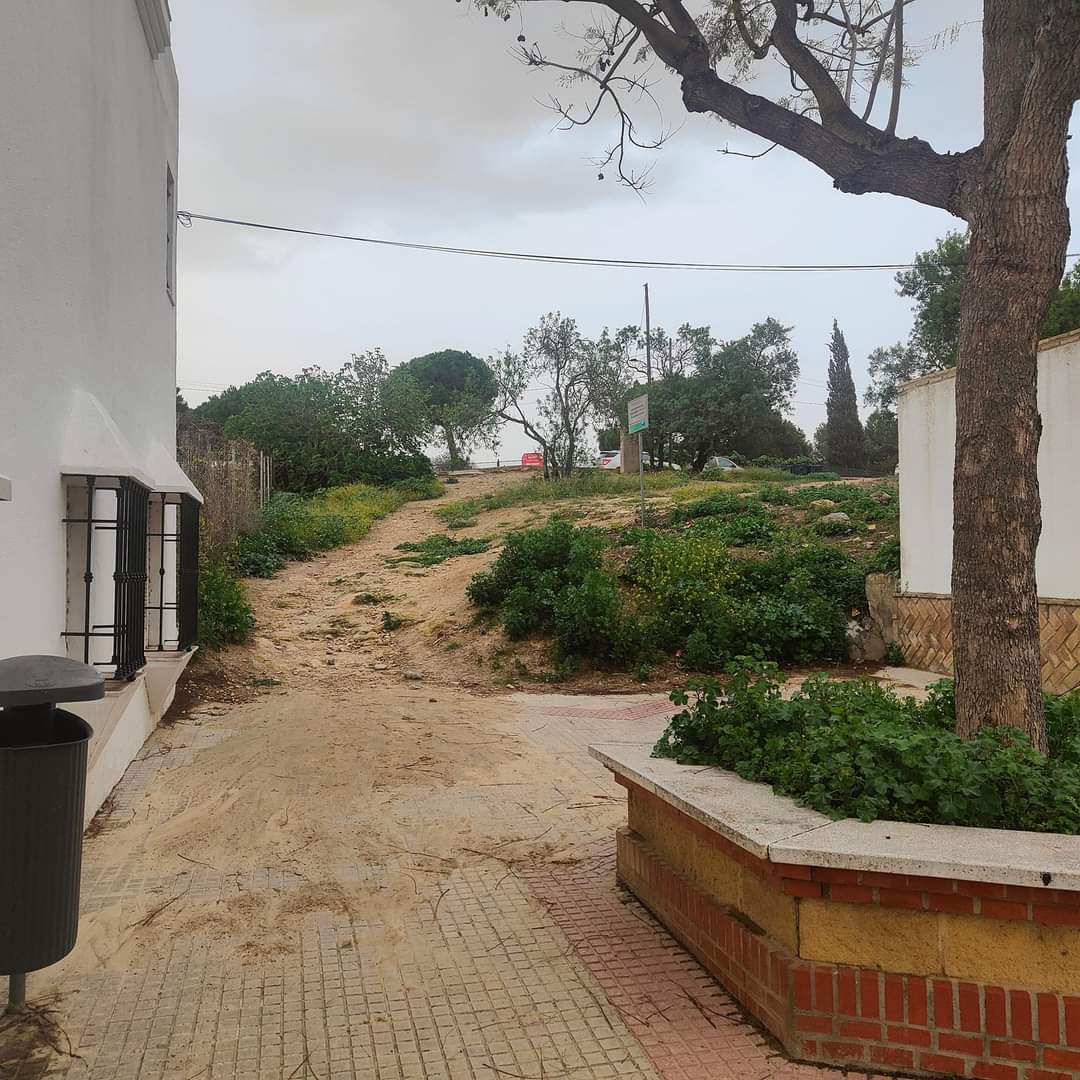 Estado del acceso a la ermita de Santa Ana en Chiclana.