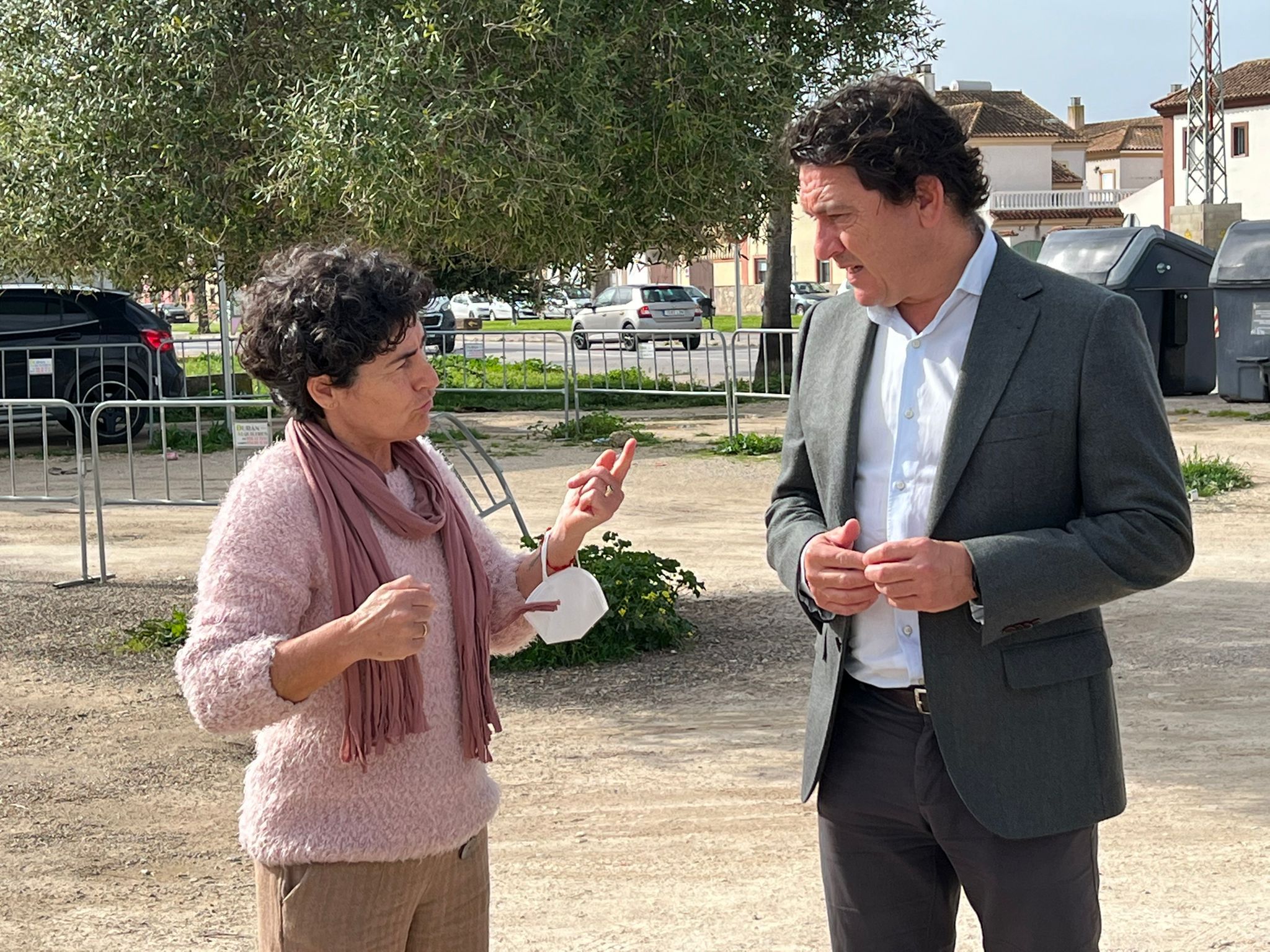 Nieves Mendoza, alcaldesa de Guadalcacín, junto a Daniel Sánchez, delegado territorial de Desarrollo Sostenible.