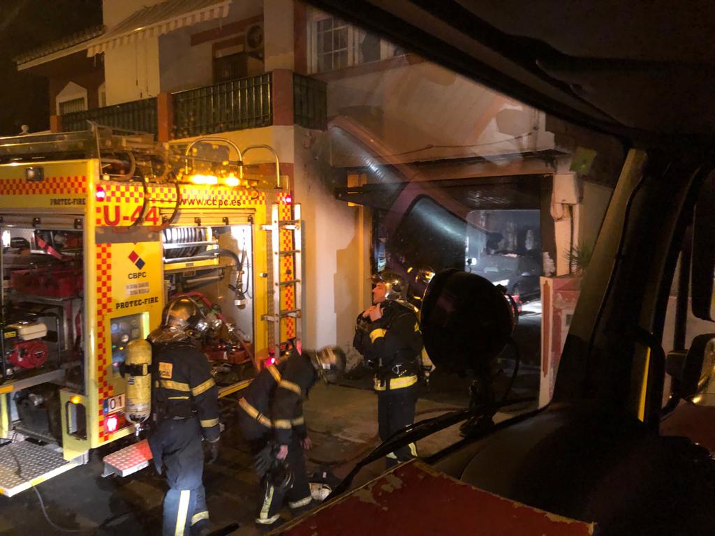Los bomberos interviniendo en el incendio del taller en Algeciras. FOTO: BOMBEROS. 
