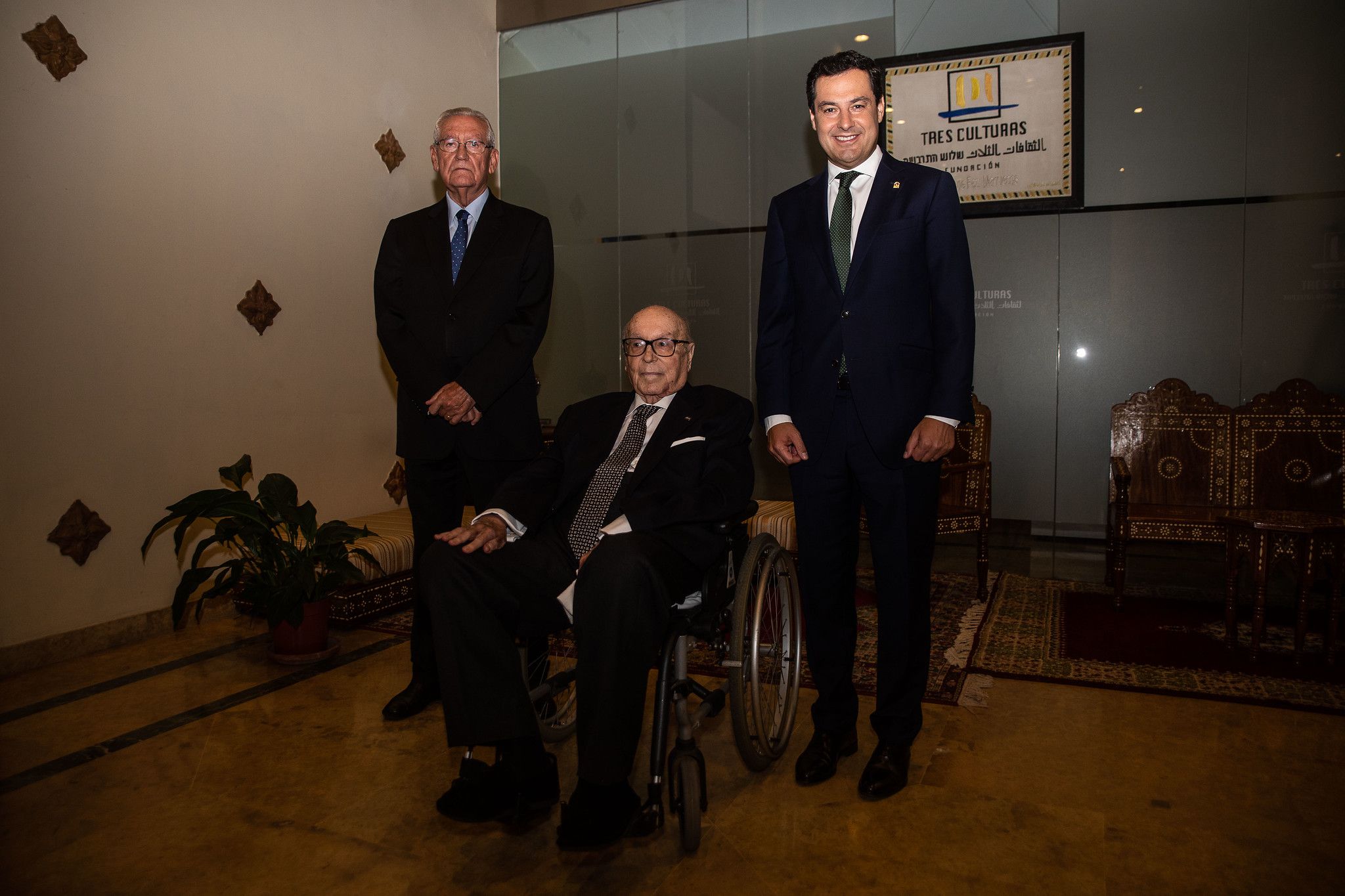 El presidente de la Junta de Andalucía, Juan Manuel Moreno, en la cena homenaje que la Fundación Rafael Escuredo brindó en 2019 Manuel Clavero.