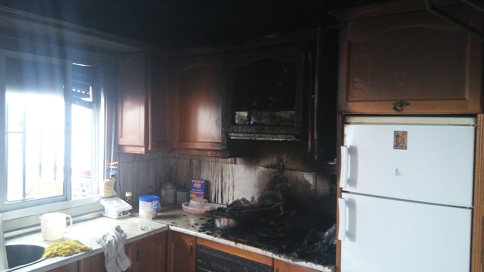 La cocina de la anciana, tras el incendio. FOTO: BOMBEROS. 