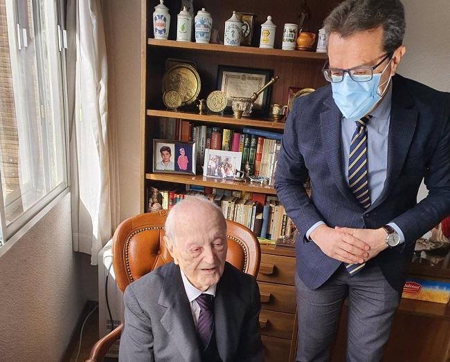 El médico más longevo de España, Arsacio Peña, junto al presidente del Colegio de Médicos de Granada, Jorge Fernández Parra.