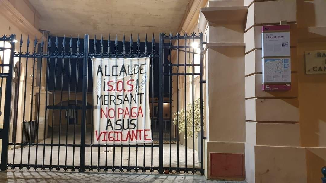 Una pancarta colgada por los trabajadores de Mersant del Ayuntamiento de Cádiz.