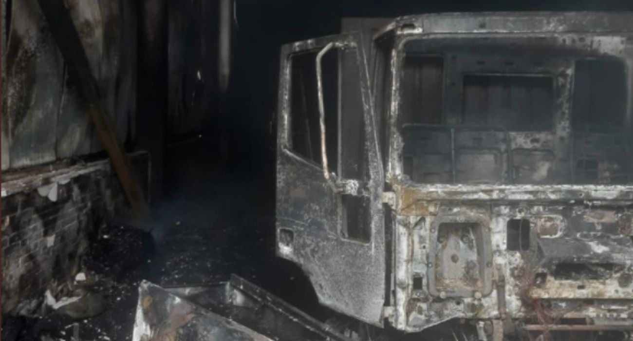 El camión calcinado, en el incendio en El Portal.