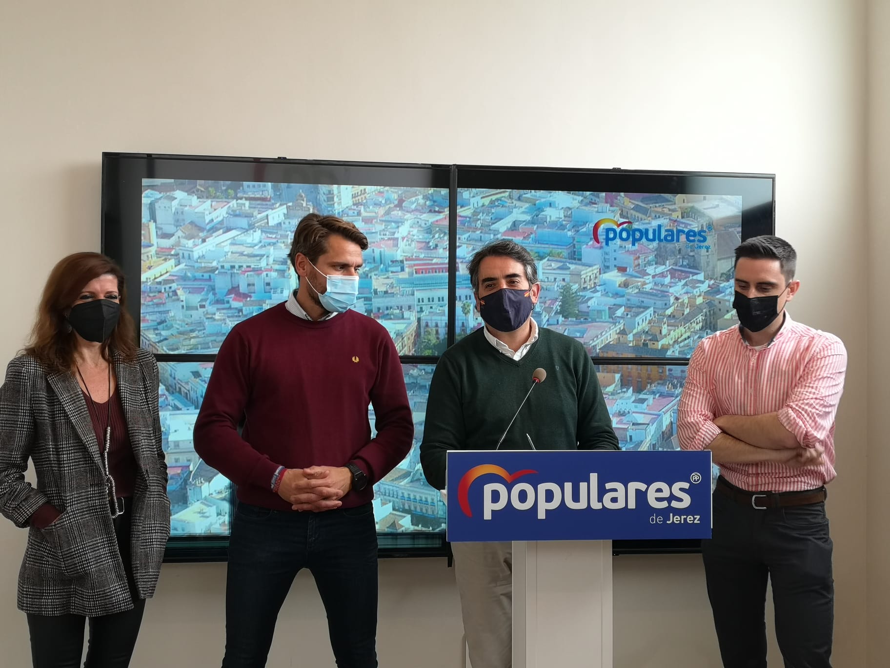 Antonio Saldaña, en el centro de la imagen, comparece en rueda de prensa junto a otros miembros del PP de Jerez.