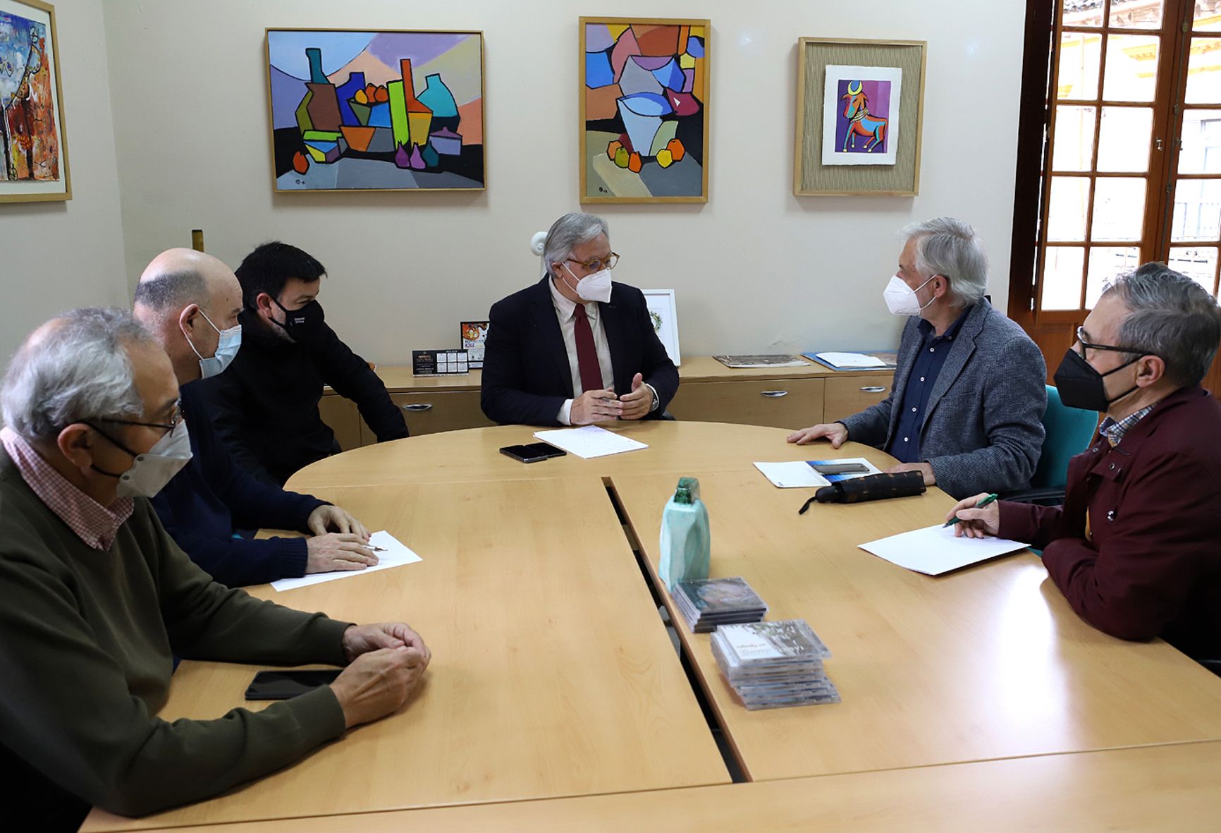 El delegado de Cultura, Francisco Camas, ha mantenido una reunión con los representantes de los sectores memorialistas en Jerez.