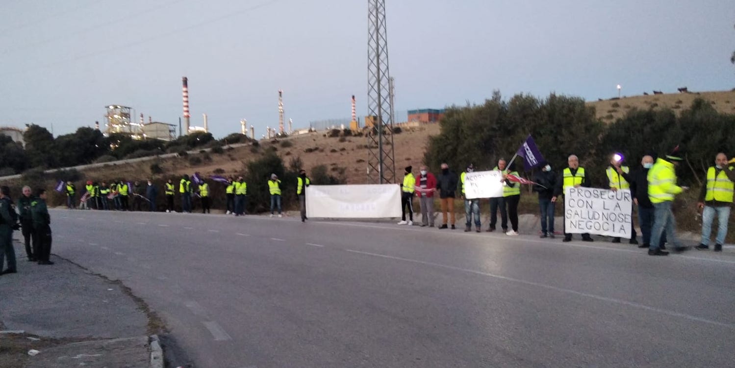 Trabajadores de Prosegur en la refinería de Cepsa, durante una protesta.