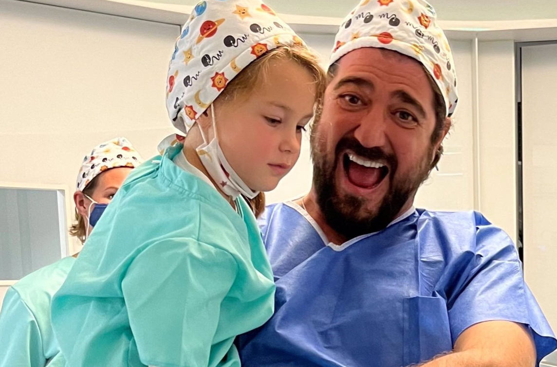 Antonio Orozco y su fan más joven.