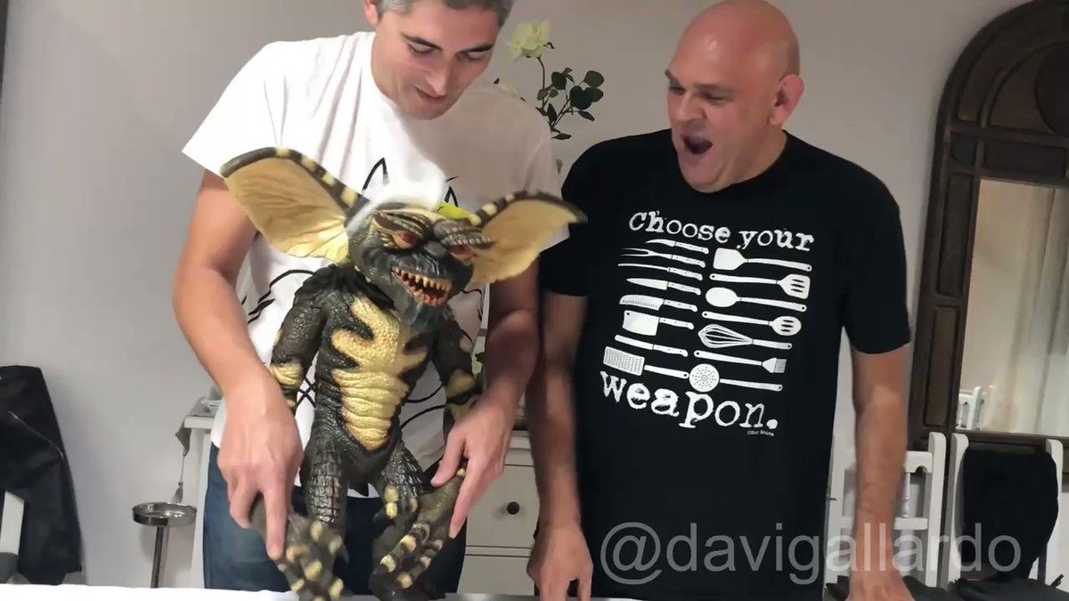 Esto es lo que pasa cuando a un Gremlin le das fino y chicharrones después de medianoche.