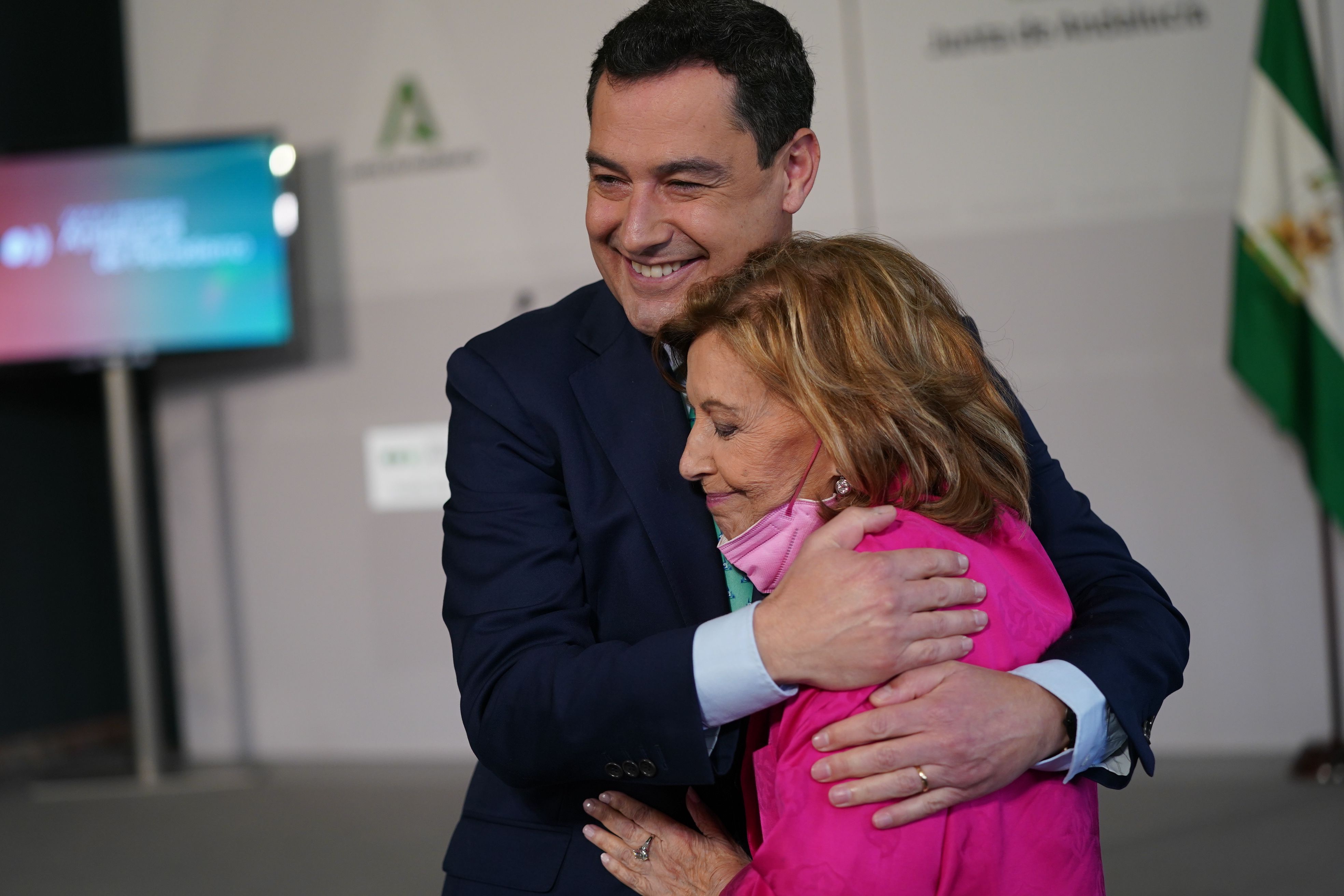 Moreno abrazando a María Teresa Campos.