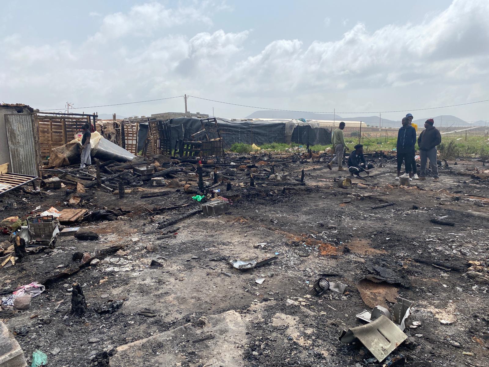 Restos quemados del poblado de Walili en Níjar.