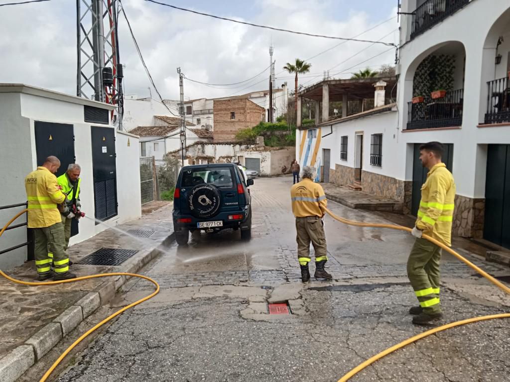 Infoca en Setenil arreglando los desperfectos de las inundaciones. 