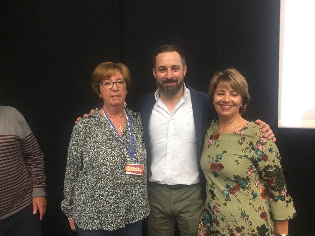 La diputada de Vox que presidirá la Comisión de Memoria Histórica, a la izquierda, en una foto con Santiago Abascal.