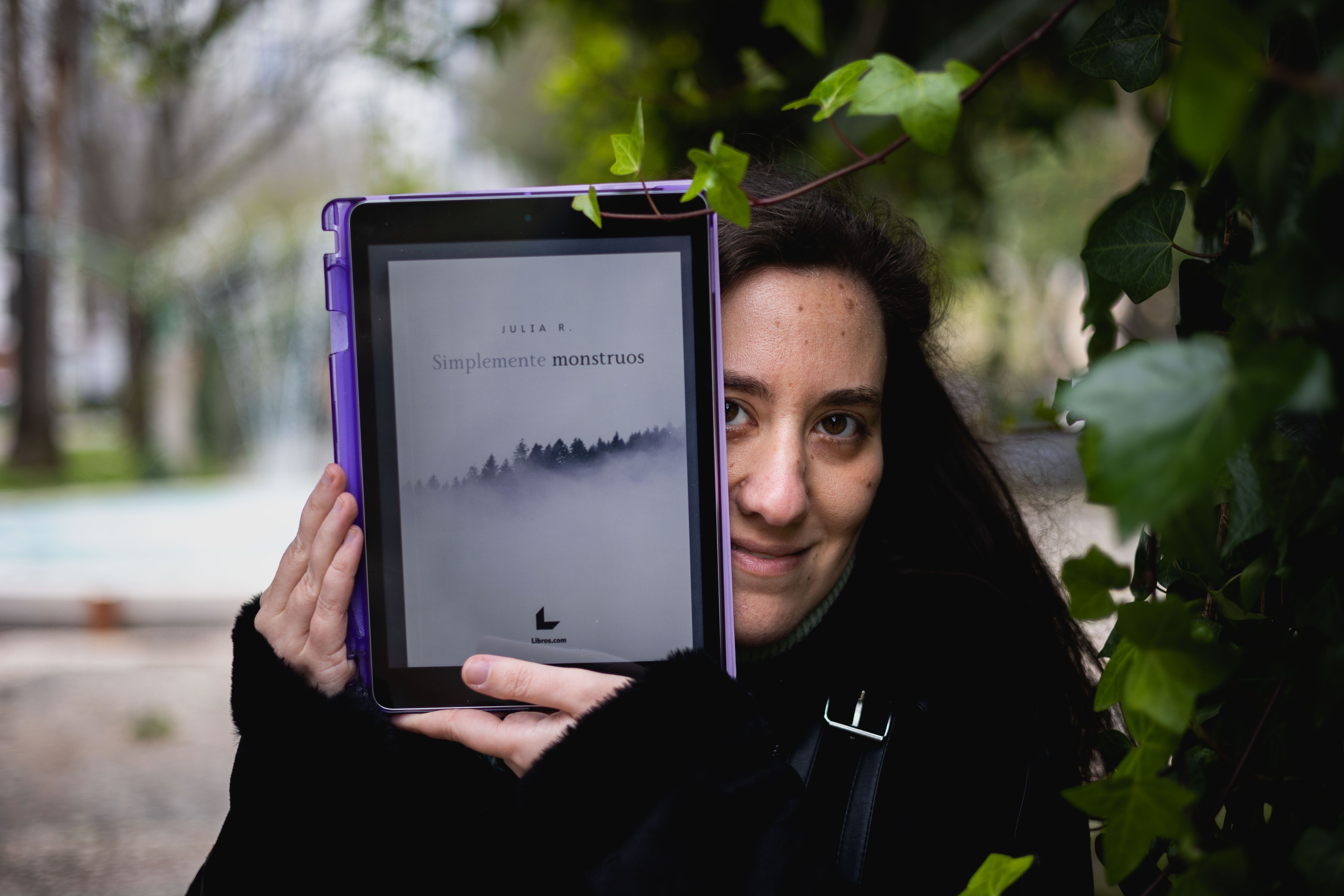 El valor de aprender a convivir con 'monstruos'. La joven isleña neurodivergente Sara Tur muestra la portada de su primera novela 'Simplemente monstruos', en San Fernando.