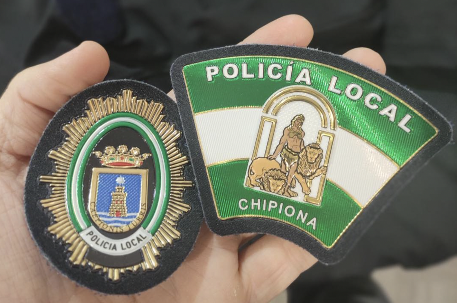 Un policía en prácticas expresa su alegría al entrar en el Cuerpo de Chipiona.
