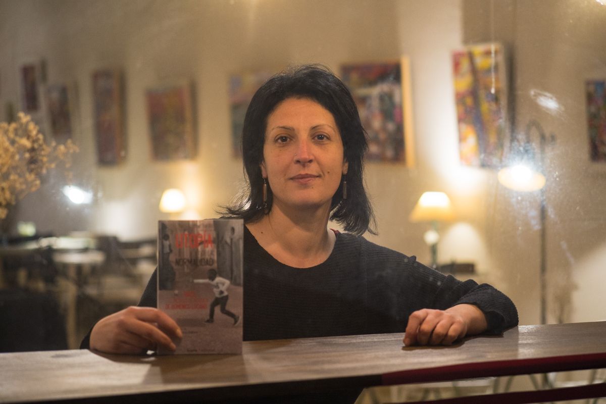 Tiziana Barillà con su libro 'Utopía de la normalidad. Riace, el modelo de acogida de Domenico Lucano' en Espacio Abierto de Jerez. FOTO: MANU GARCÍA.