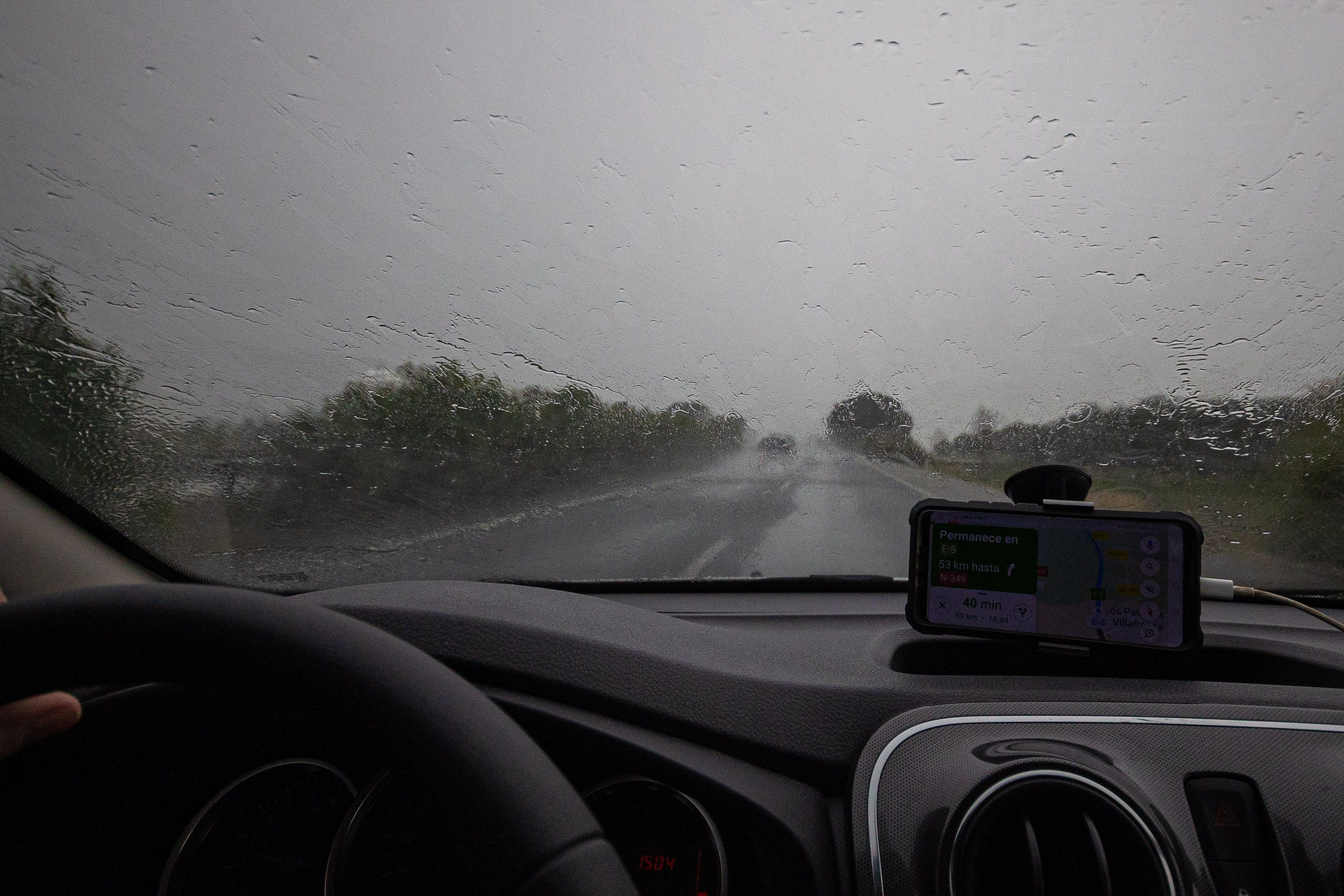 El verano comienza pasado por agua con cielos nubosos en Cádiz.