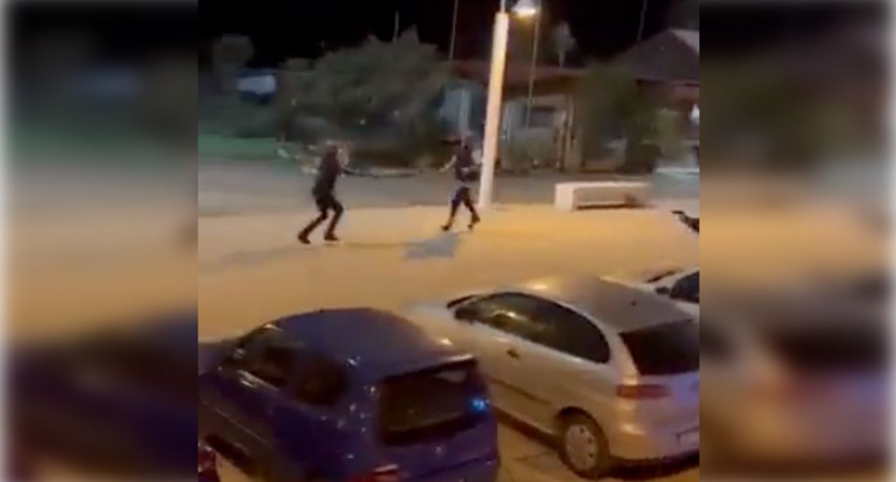 Momento en el que la agente de la Guardia Civil tuvo que efectuar uno de los disparos.