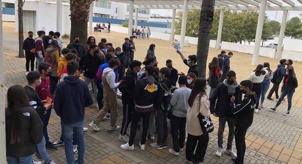 Futuros universitarios, informándose en el campus de Jerez de la UCA.