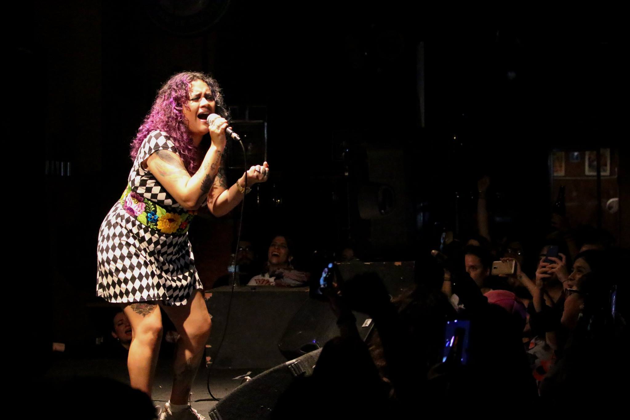 La poeta y cantante de rap feminista guatemalteca, Rebeca Lane, en un concierto. 