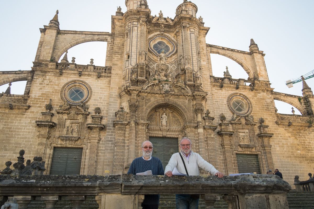 José Ramírez y José Abeledo, de Laicistas Jerez, apoyados en la escalinata de la Catedral, propiedad del Obispado Asidonia-Jerez, en una imagen de archivo. MANU GARCIA.