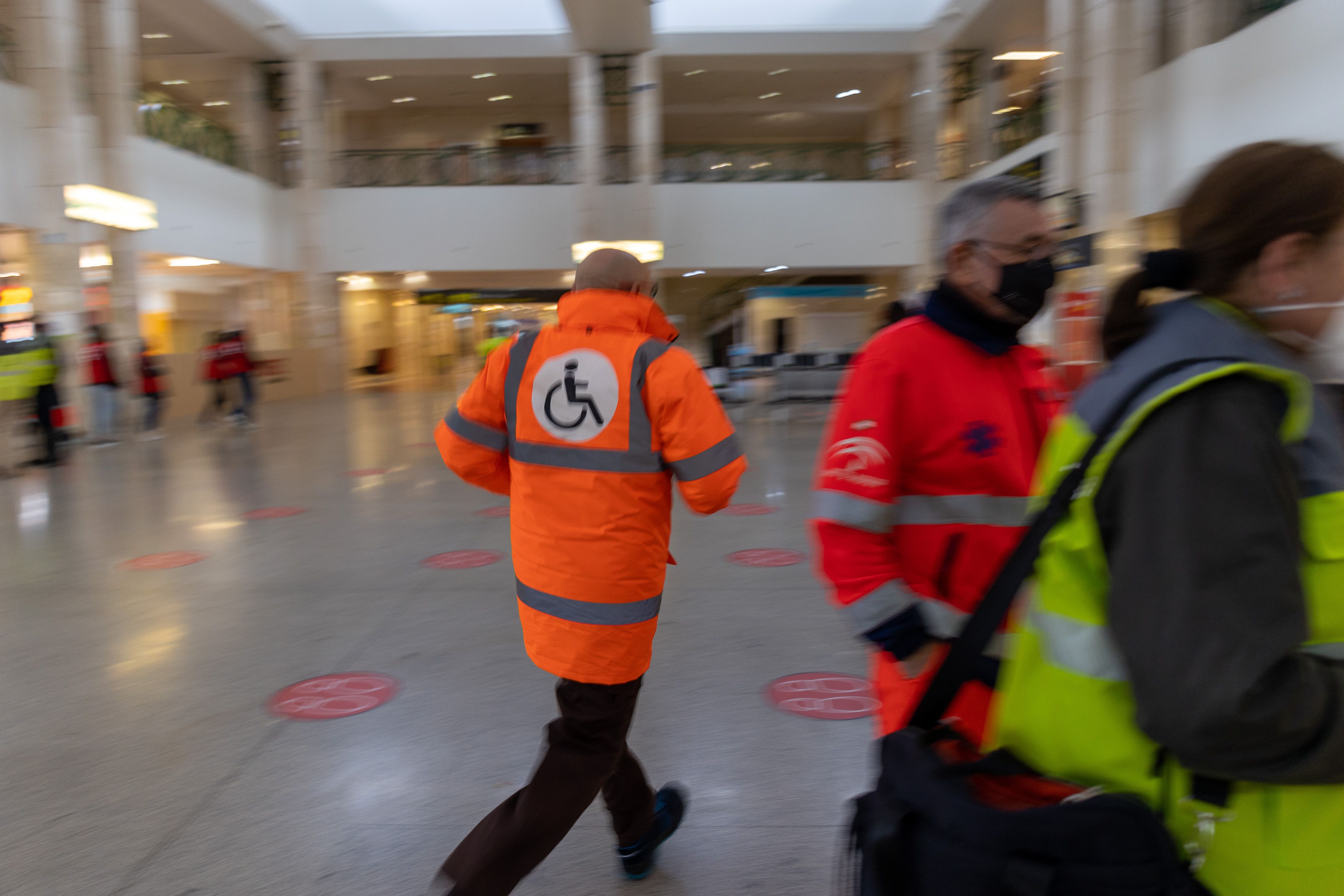 Personal del Aeropuerto de Jerez, durante un simulacro de accidente aéreo.