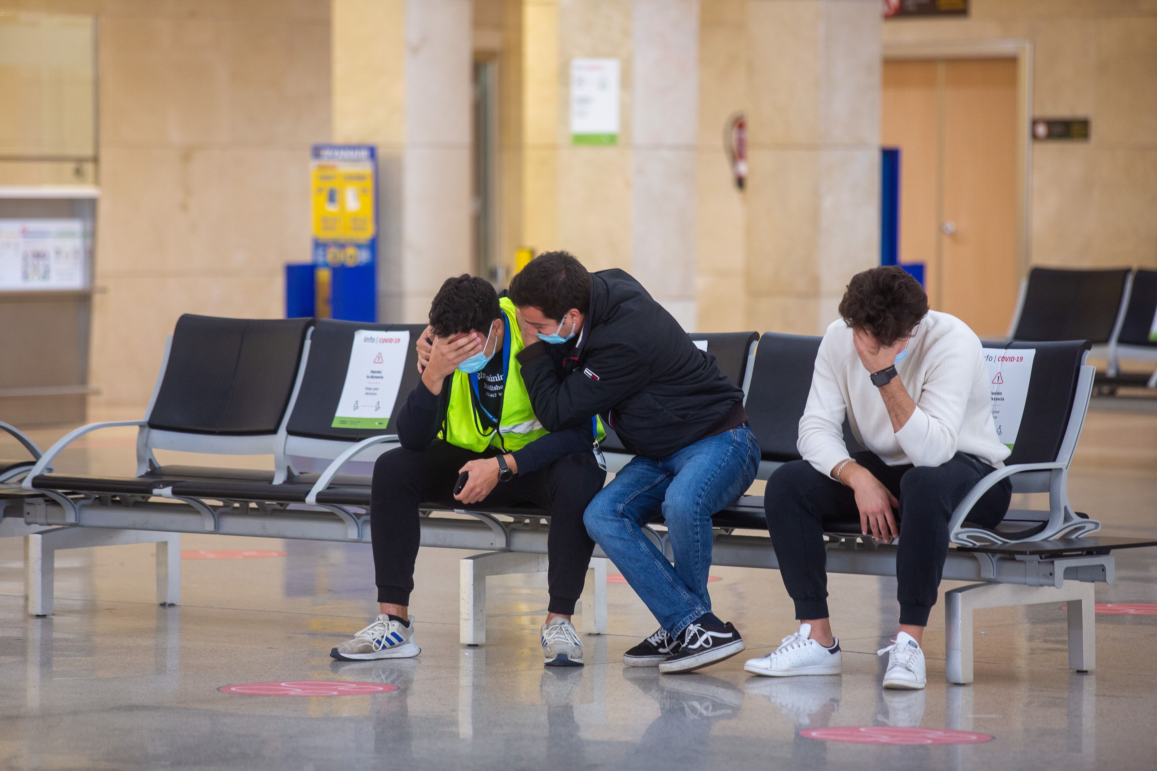 Figurantes que hacen de familiares de víctimas, durante el simulacro realizado en el Aeropuerto de Jerez.