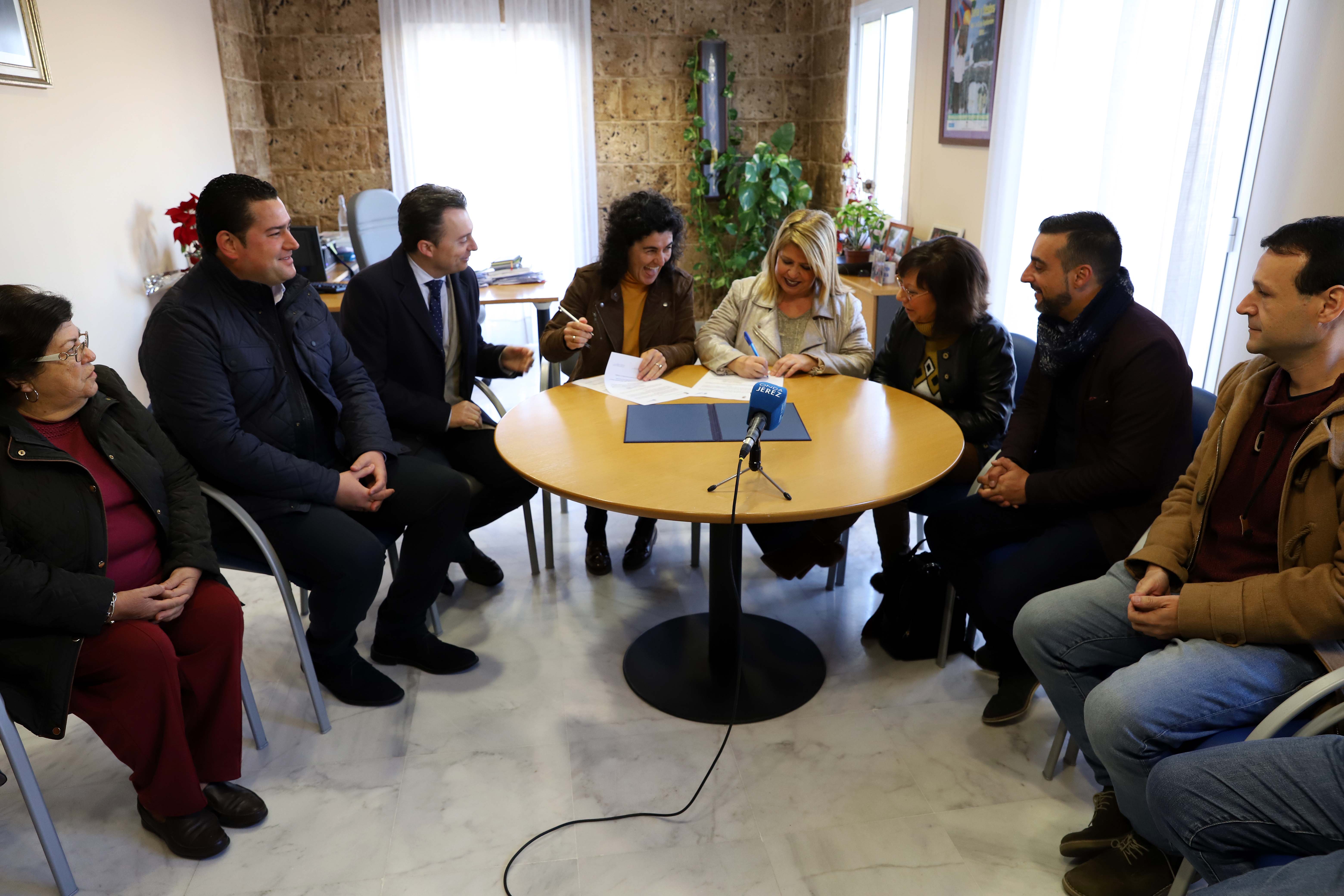 Un momento de la firma del acuerdo entre el Ayuntamiento de Jerez y el de Guadalcacín.