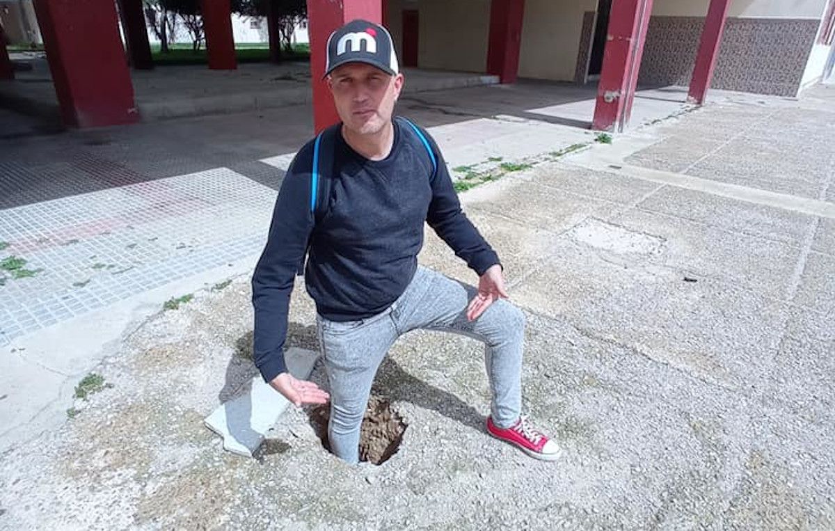 Vecino denuncia un socavón peligroso en la barriada Río San Pedro de Puerto Real.