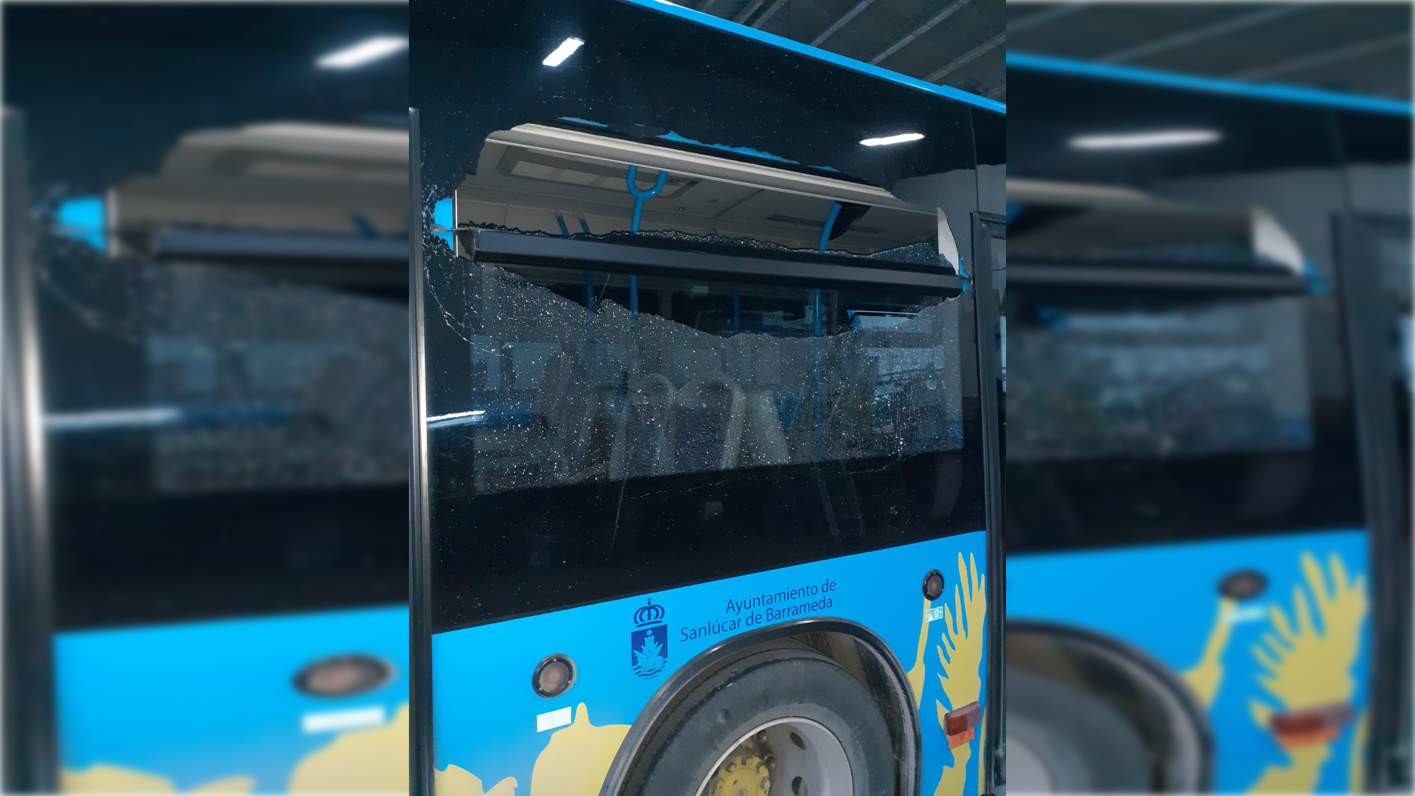Cristal roto de uno de los autobuses urbanos de Sanlúcar de Barrameda.