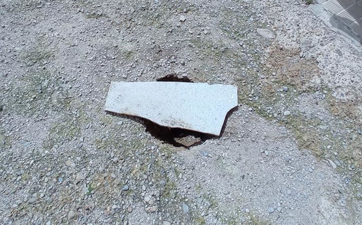 Socavón en la calle Fermín Salvochea de la barriada Río San Pedro.