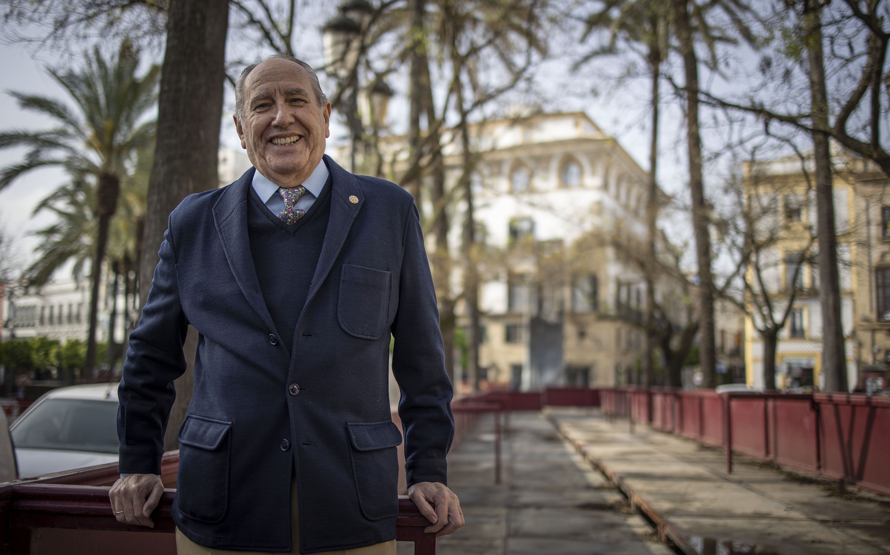 Sonriente ante la vida, Pepe Castaño apoyado en uno de los palcos de Cristina.   ESTEBAN