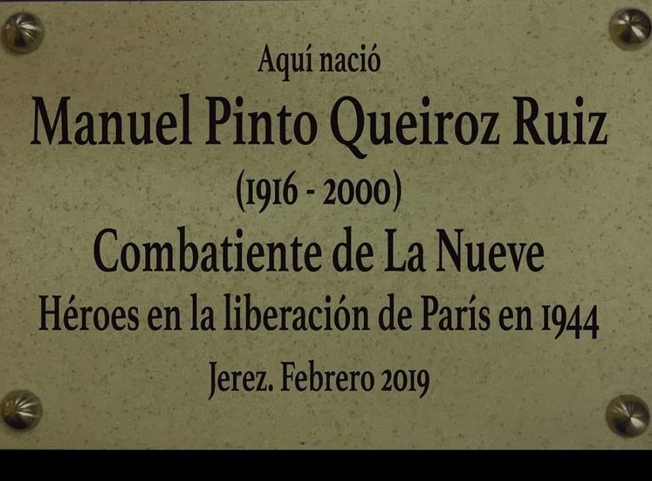 Placa que el Ayuntamiento dedica a Manuel Pinto, un jerezano que combatió en la Nueve.