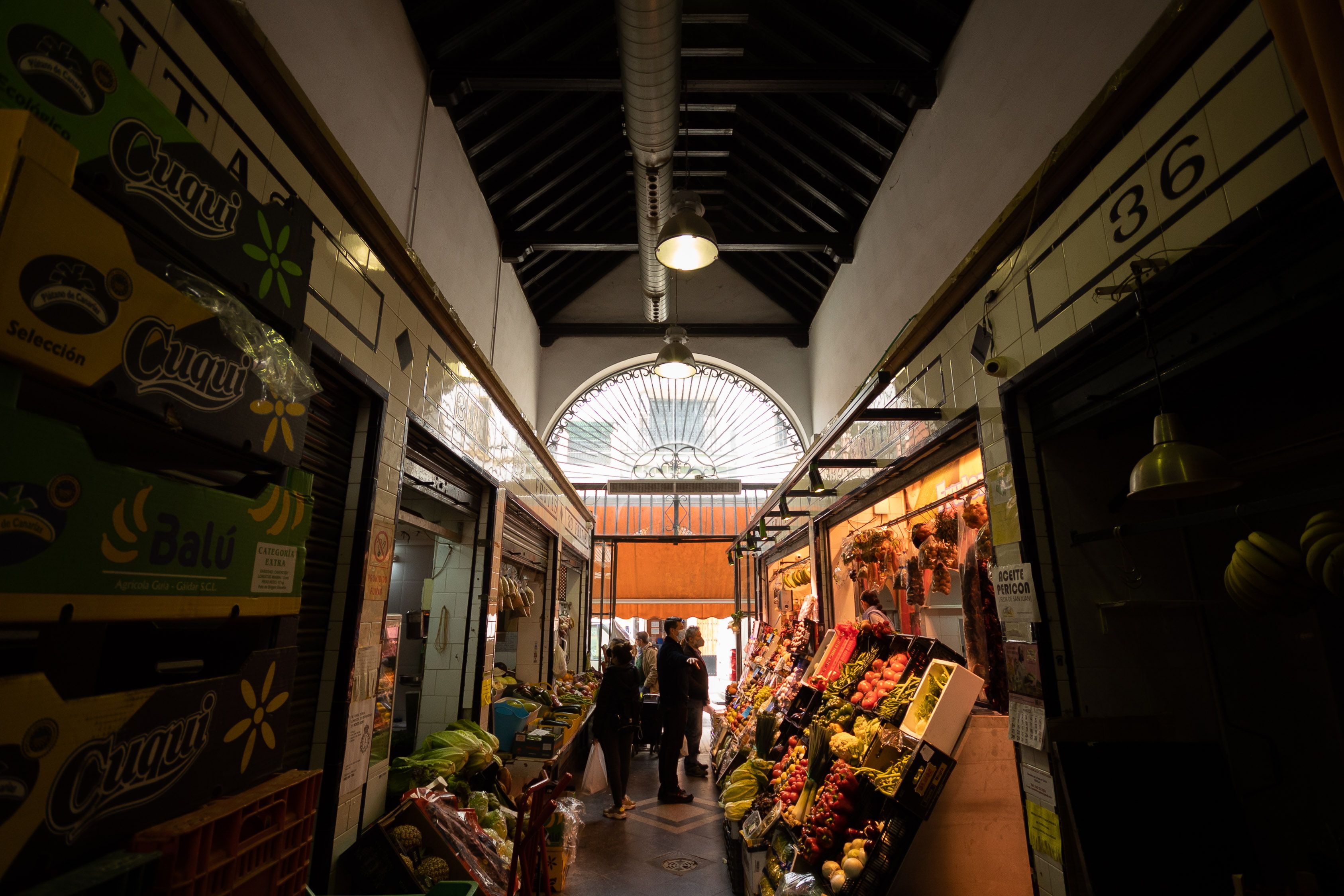 Uno de los pasillos dedicado a la fruta y la verdura del Mercado de la Feria.