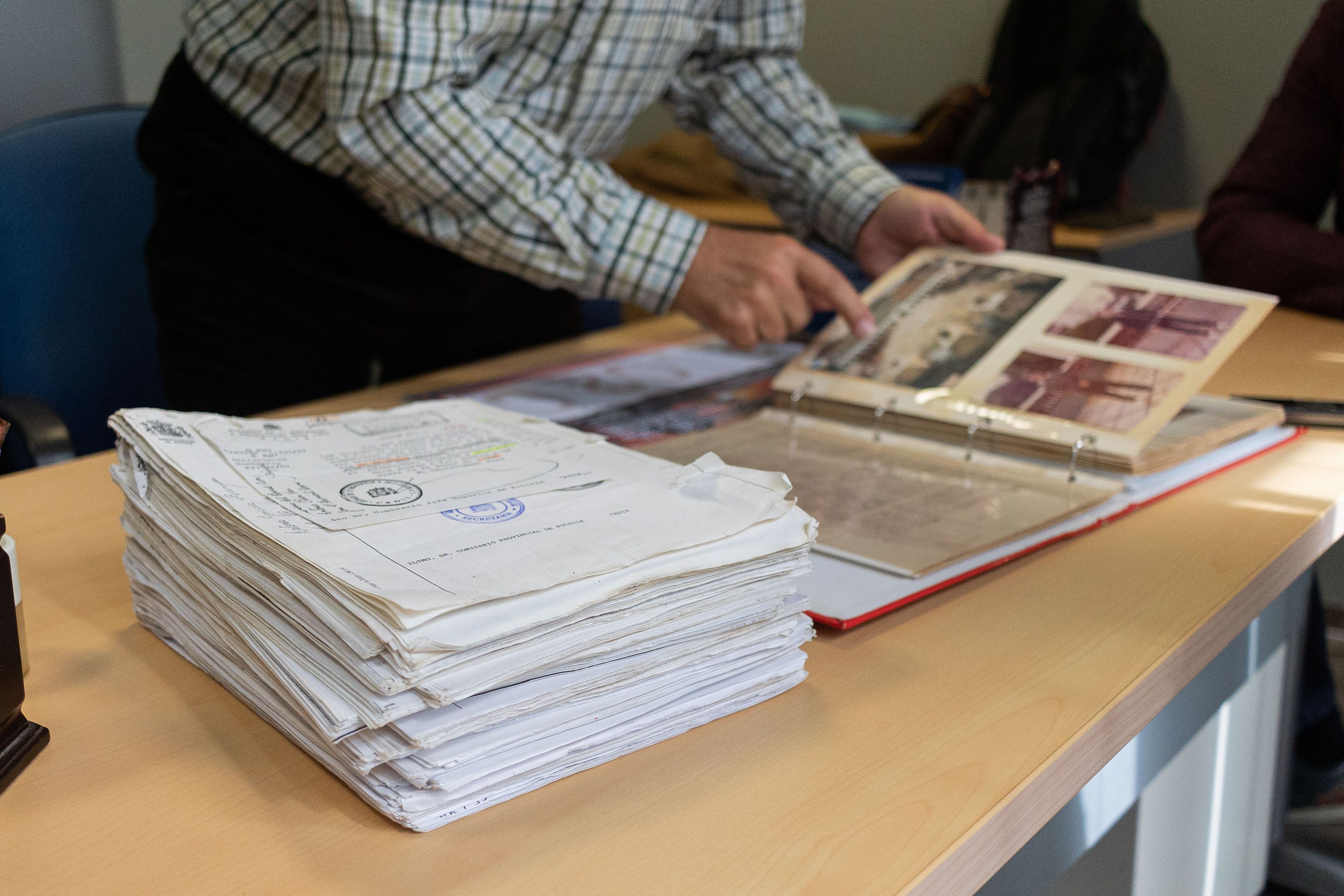 Antonio muestra las citaciones judiciales y el álbum de recuerdos.