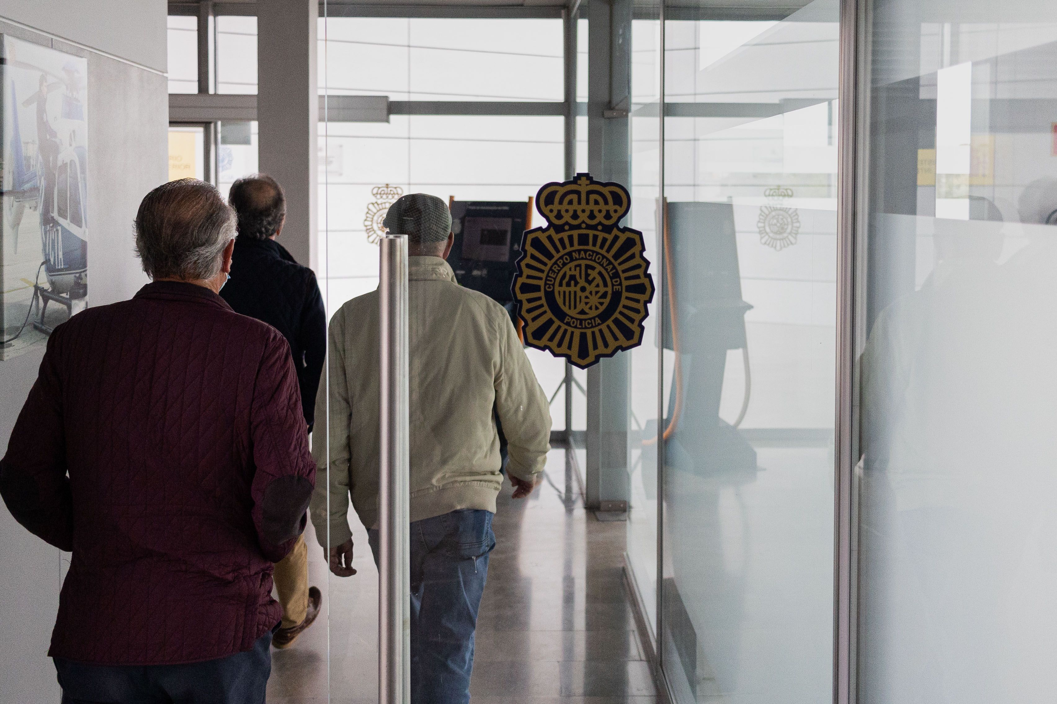 Los policías se dirigen a la sede de la asociación en San Fernando.