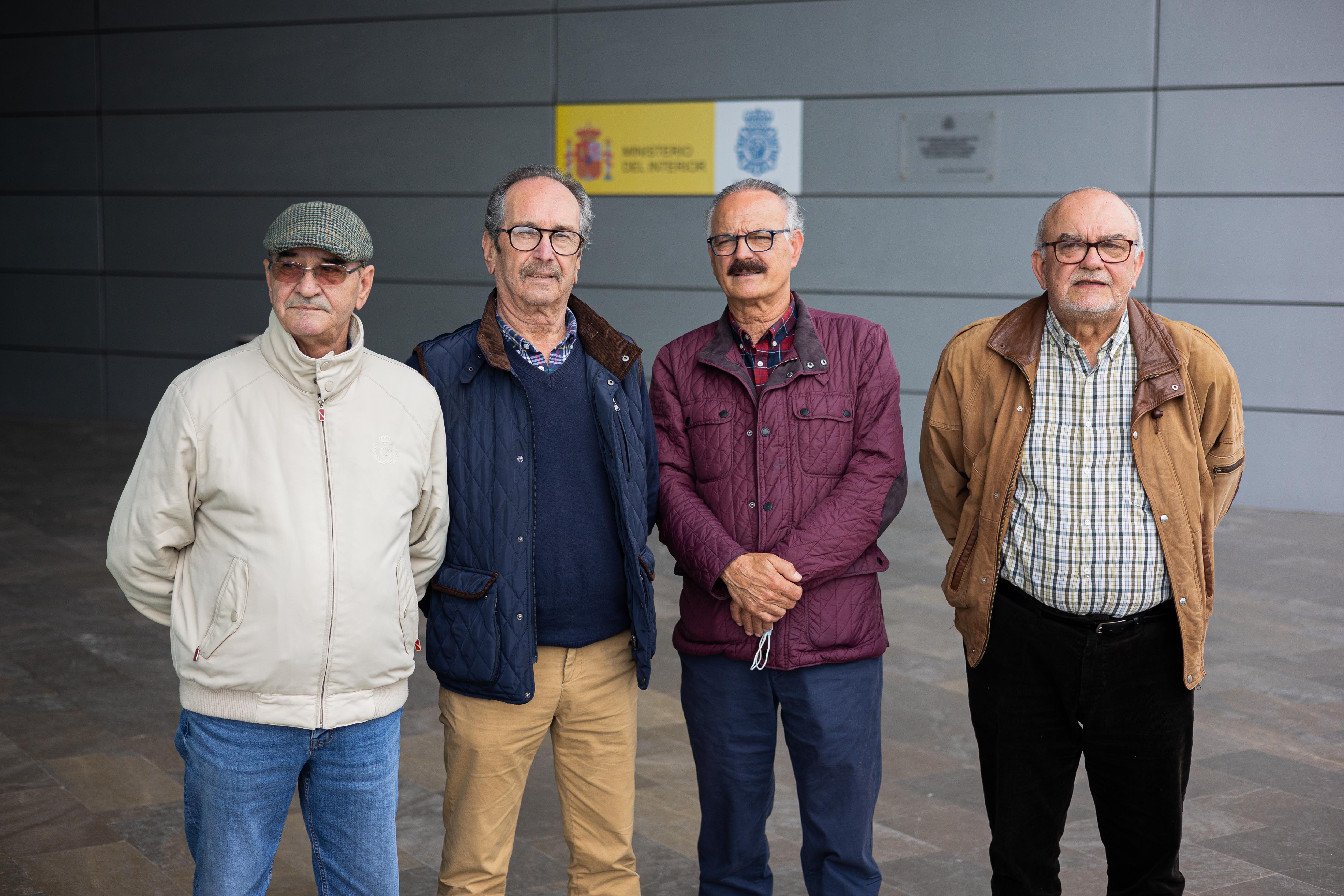 Los compañeros en la entrada de la comisaría de la Policía Nacional de San Fernando.