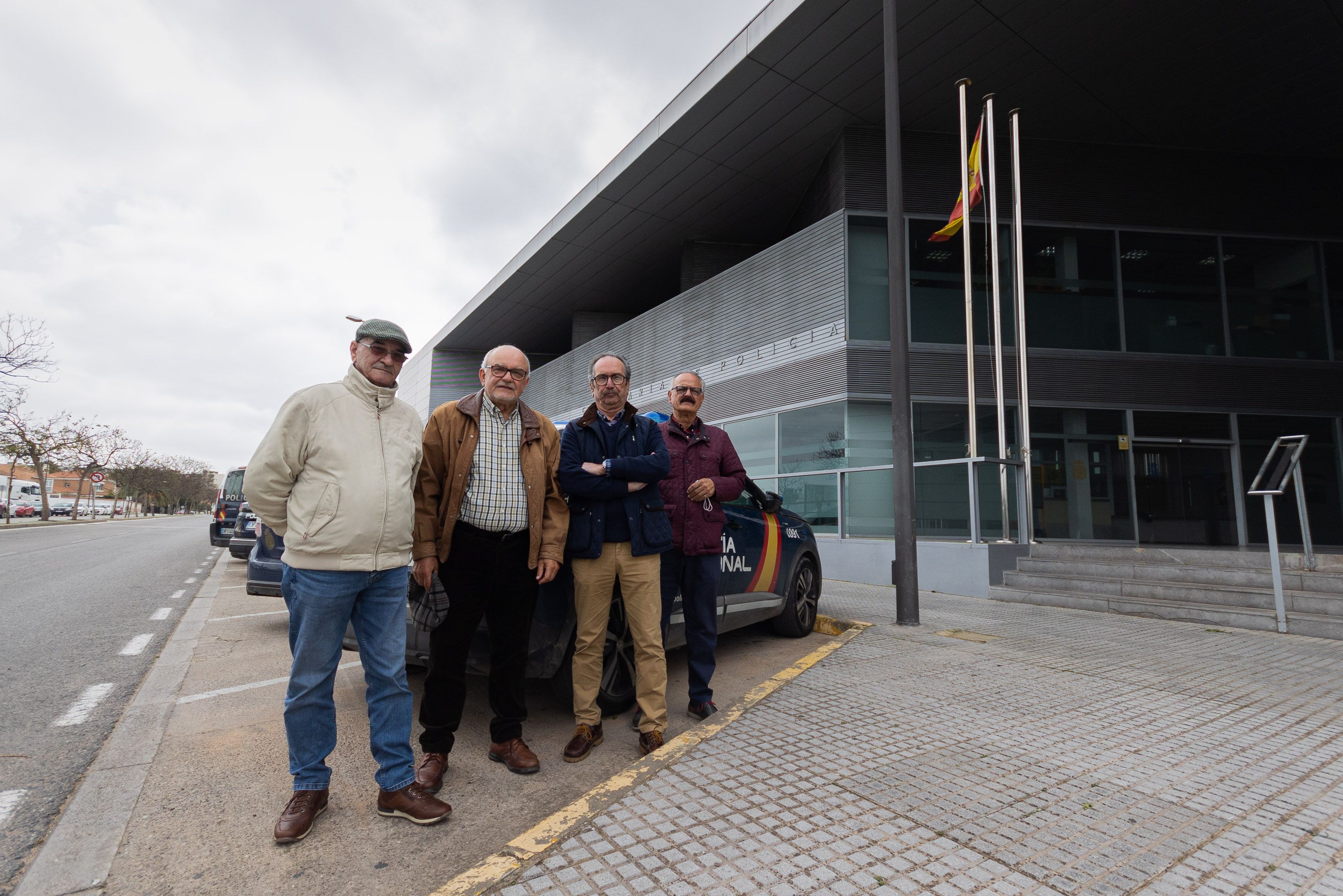 Memorias de policías jubilados. Los agentes jubilados, catedráticos de la vida, en la comisaría de la Policía Nacional de San Fernando.