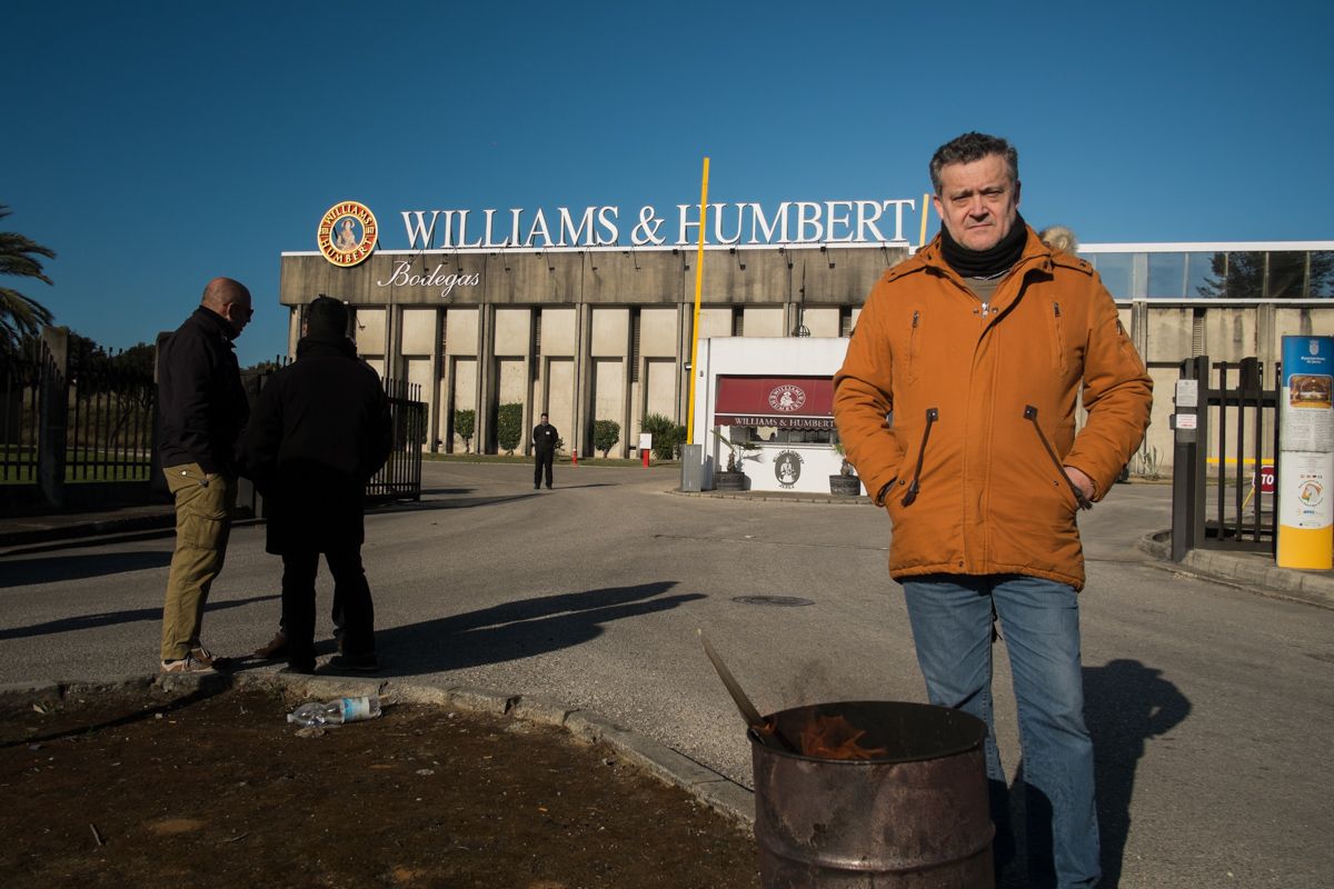 Juan Pazos a las puertas de las bodegas William & Humbert, durante la huelga indefinida. FOTO: MANU GARCÍA. 