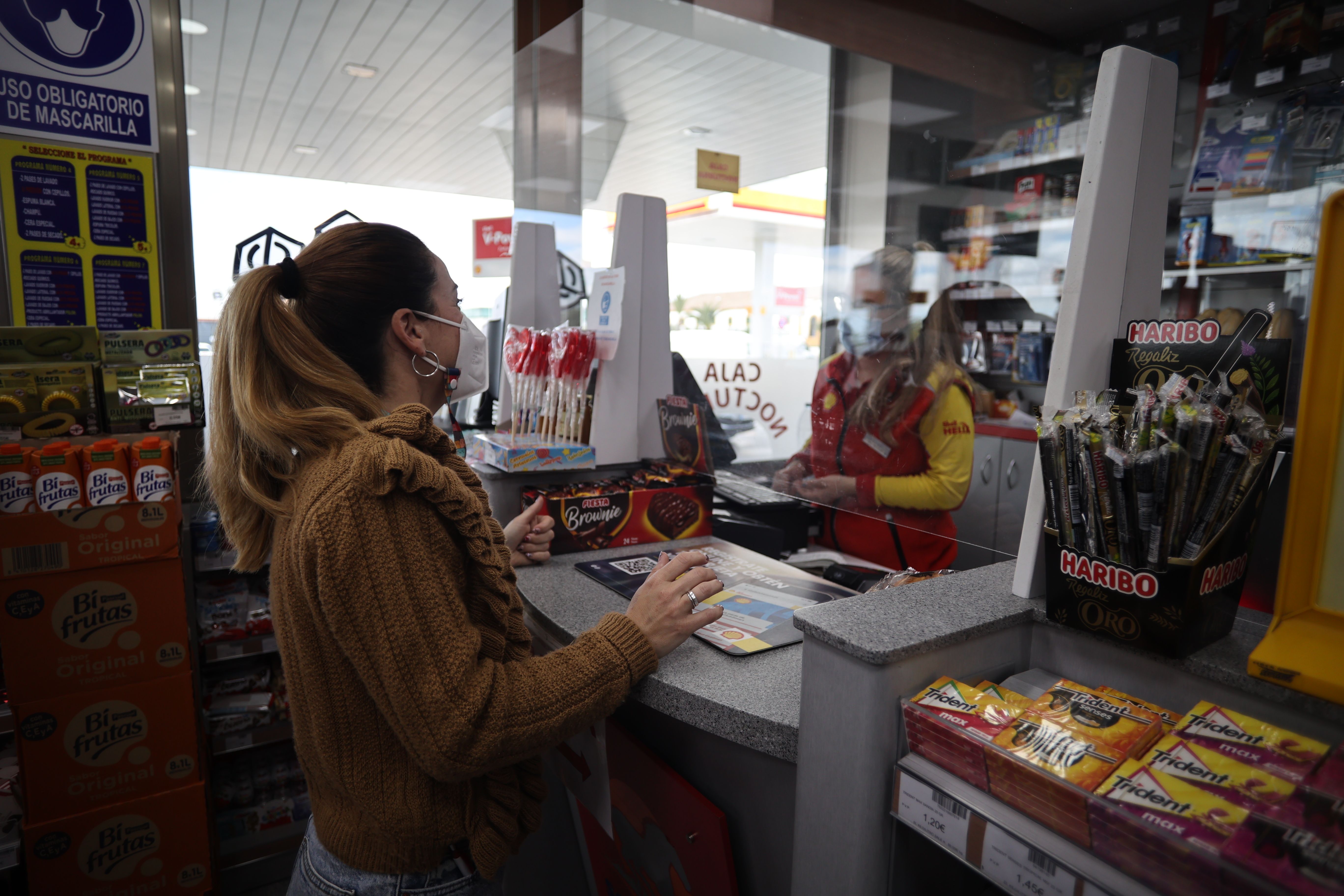 Una mujer paga en una gasolinera tras repostar combustible, en Jerez, en una imagen de archivo. 