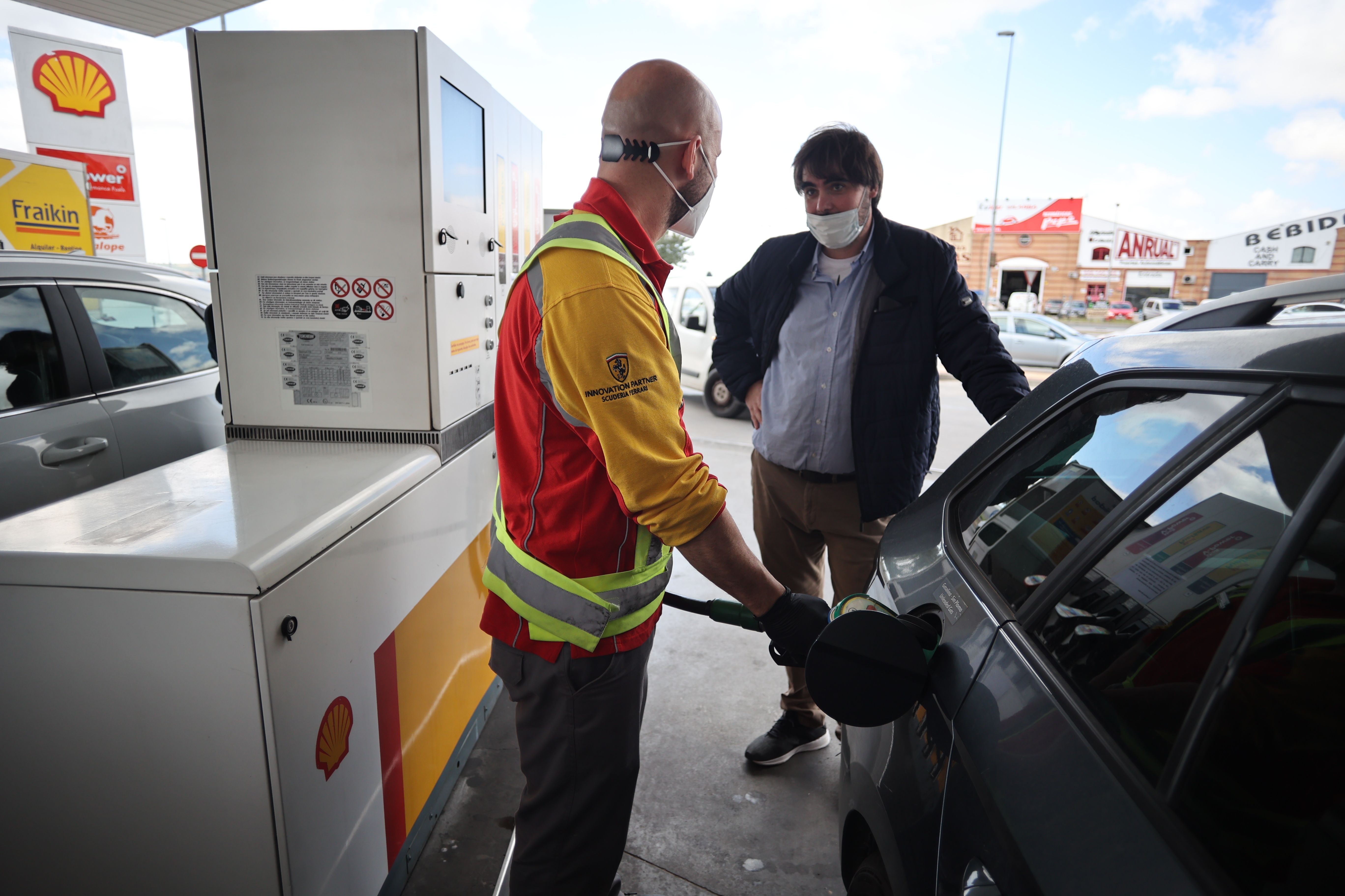 Una persona repostando en plena subida del precio de la gasolina en una estación de servicio de Jerez