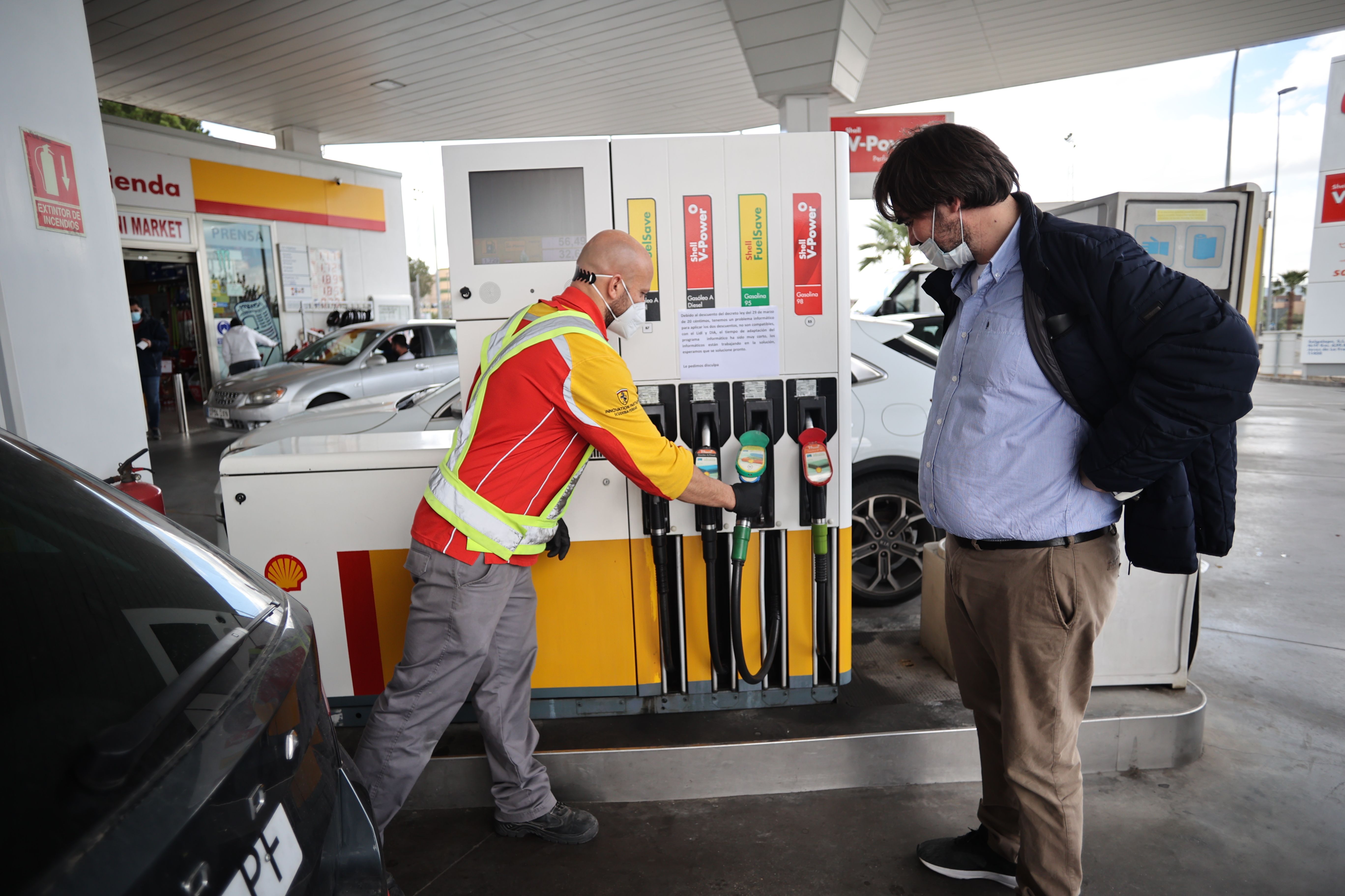 El descuento del Gobierno en las gasolineras se queda sin efecto ante la subida de precios de los carburantes.